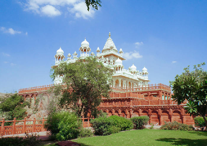 Jaswant Thada-Jaswant Thada es un cenotafio real construido en 1899 en conmemoración de Maharaja Jaswant Singh, quien fue el trigésimo tercer rey de Jodhpur.
